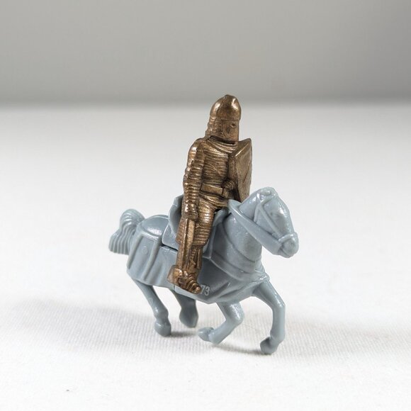 Set of 4 plastic medieval horse toys + metal knight figurine - Picture 5 of 7